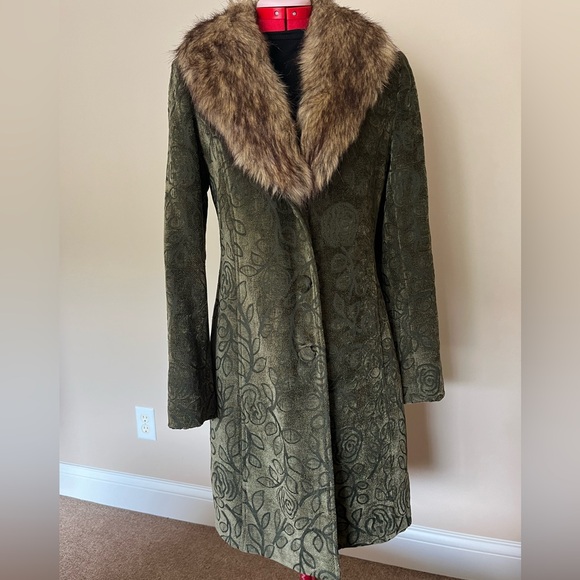 Coat with detachable faux fur collar. - Picture 6 of 7